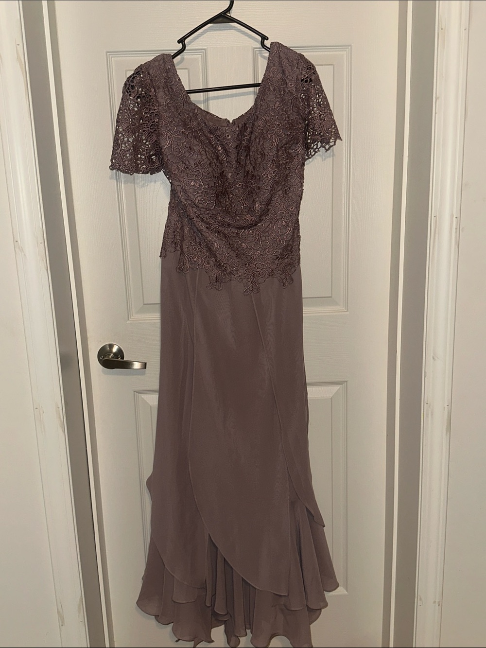Elegant Lace Overlay Evening Dress in Mauve